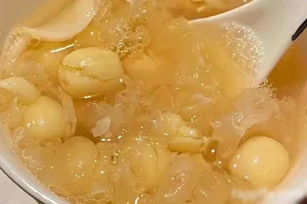 图片[1]-银耳莲子粥制作视频教程-小吃方略网