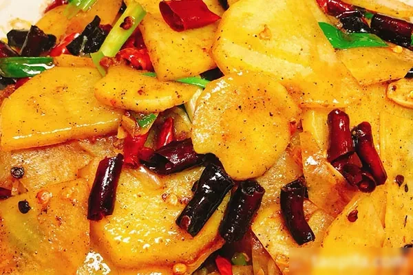 图片[1]-延边美味啤酒菜干椒土豆片视频教程-小吃方略网