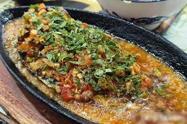 图片[1]-网红铁板鲫鱼技术配方和视频教程-小吃方略网