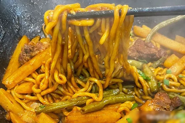 连锁店铁锅焖面技术-小吃方略网
