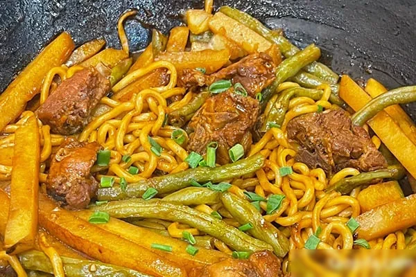 冰城外婆铁锅焖面技术配方资料-小吃方略网