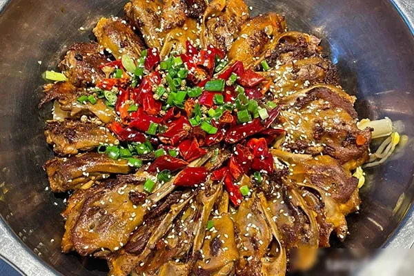 图片[1]-干锅大全干锅鸭头的制作技术-小吃方略网