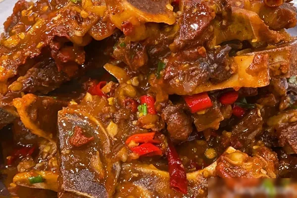 图片[1]-实体店6800嘎嘎香香辣牛骨视频教程，一锅两吃-小吃方略网