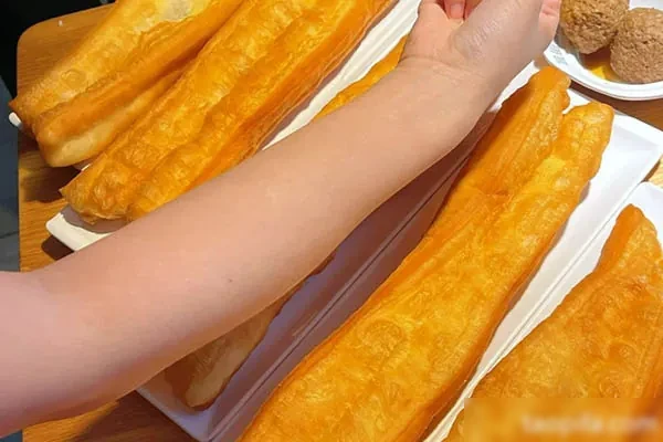 图片[1]-金牌手臂大油条制作视频教程-小吃方略网