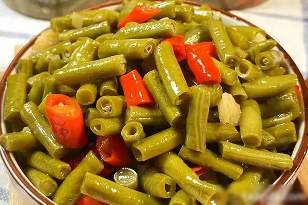 又长又有嚼劲的手擀面酸豆角、白玉菇卤制作视频教程-小吃方略网